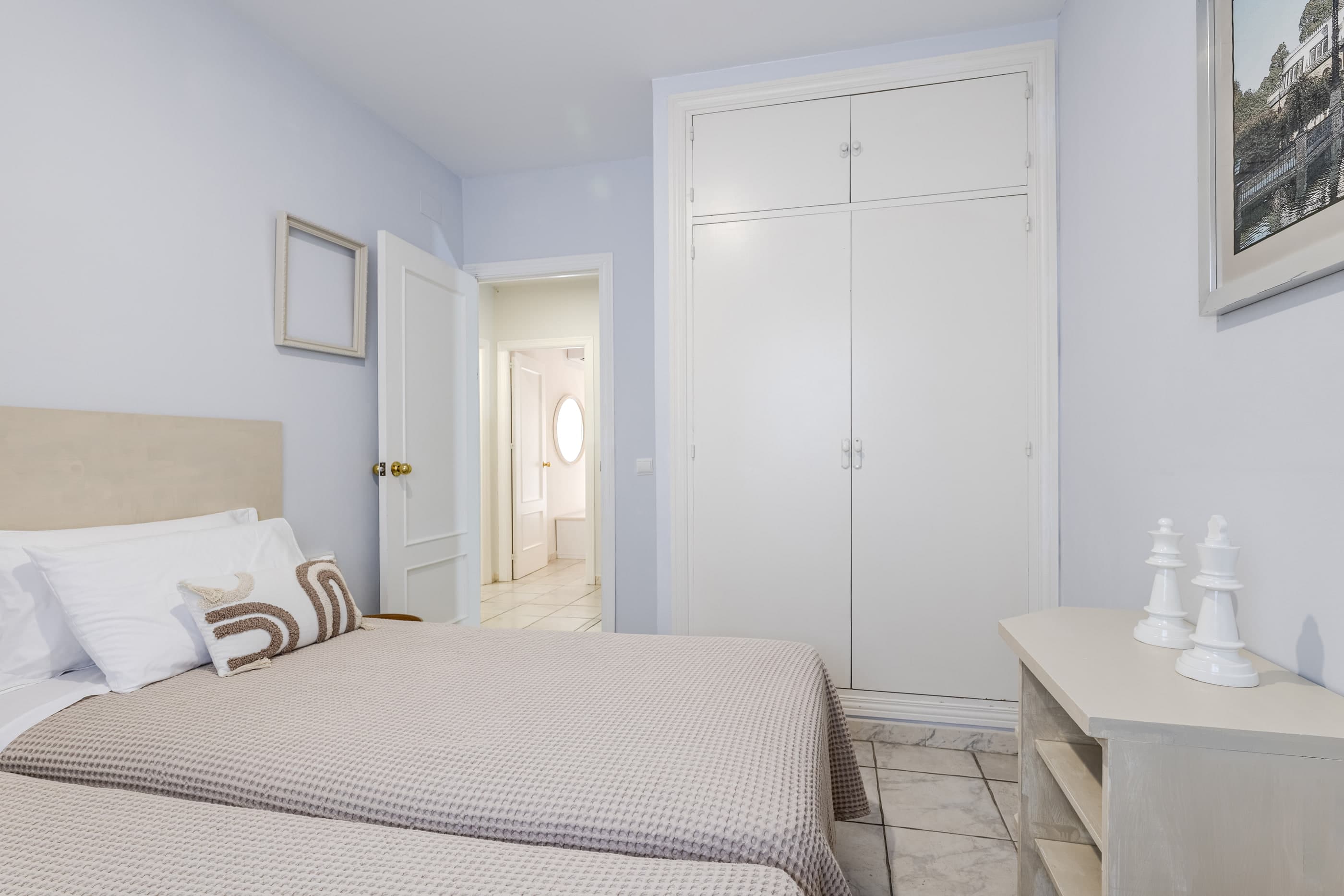Dormitorio 02 amarillo con cama de 1,50 m y armario empotrado